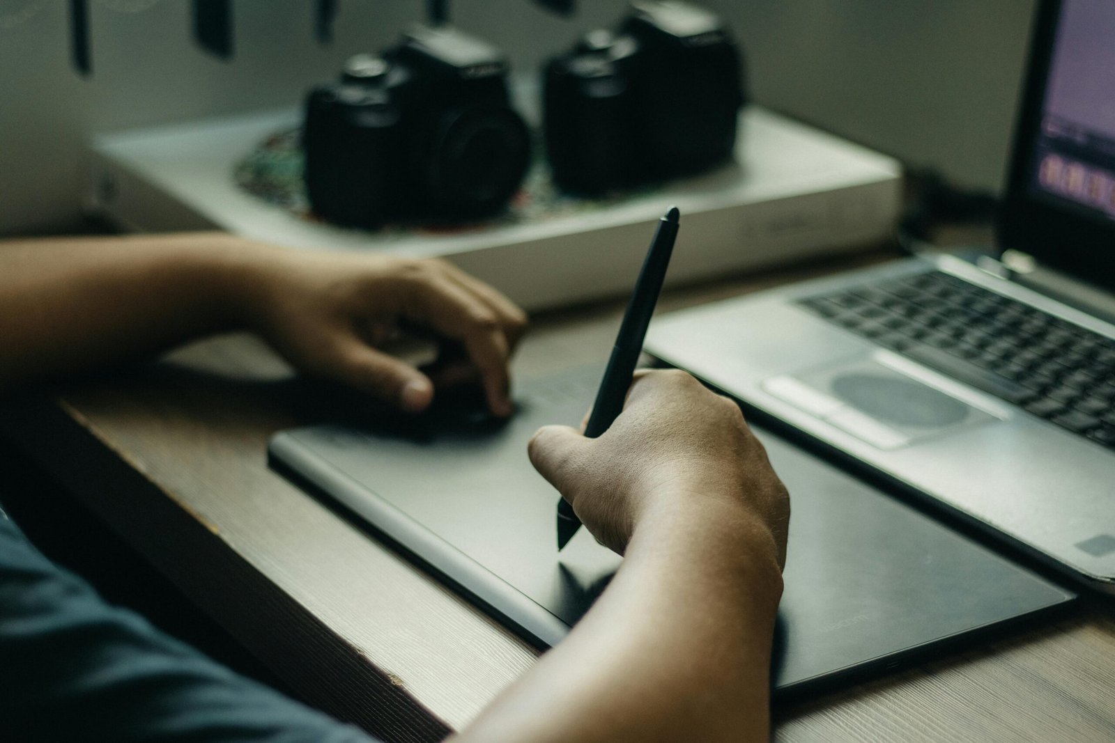 processus de création d'Identité visuelle à la tablette graphique